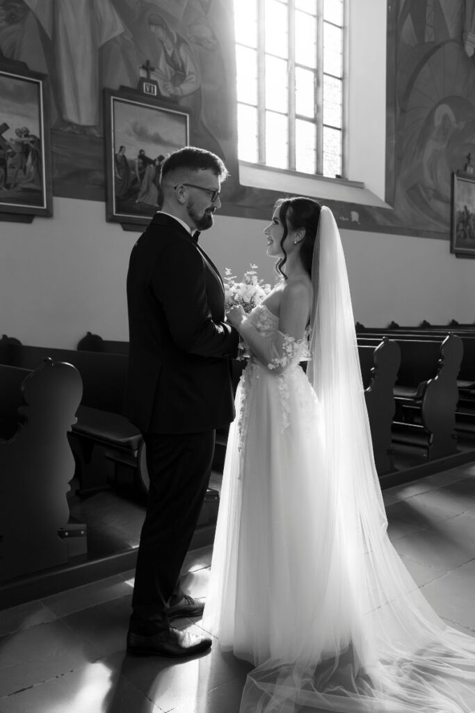 para mloda podczas ceremonii ślubnej w kościele we Wrocławiu