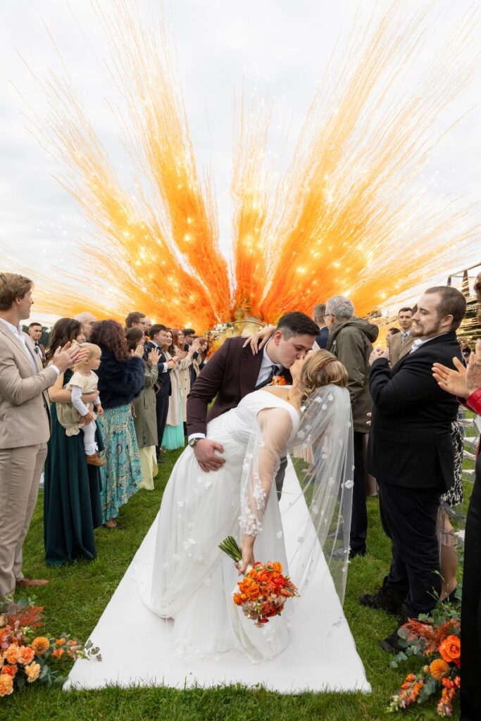 młoda para na wyjściu z ceremonii ślubnej w plenerze i pokaz pirotechniczny fajerwerki race dymne