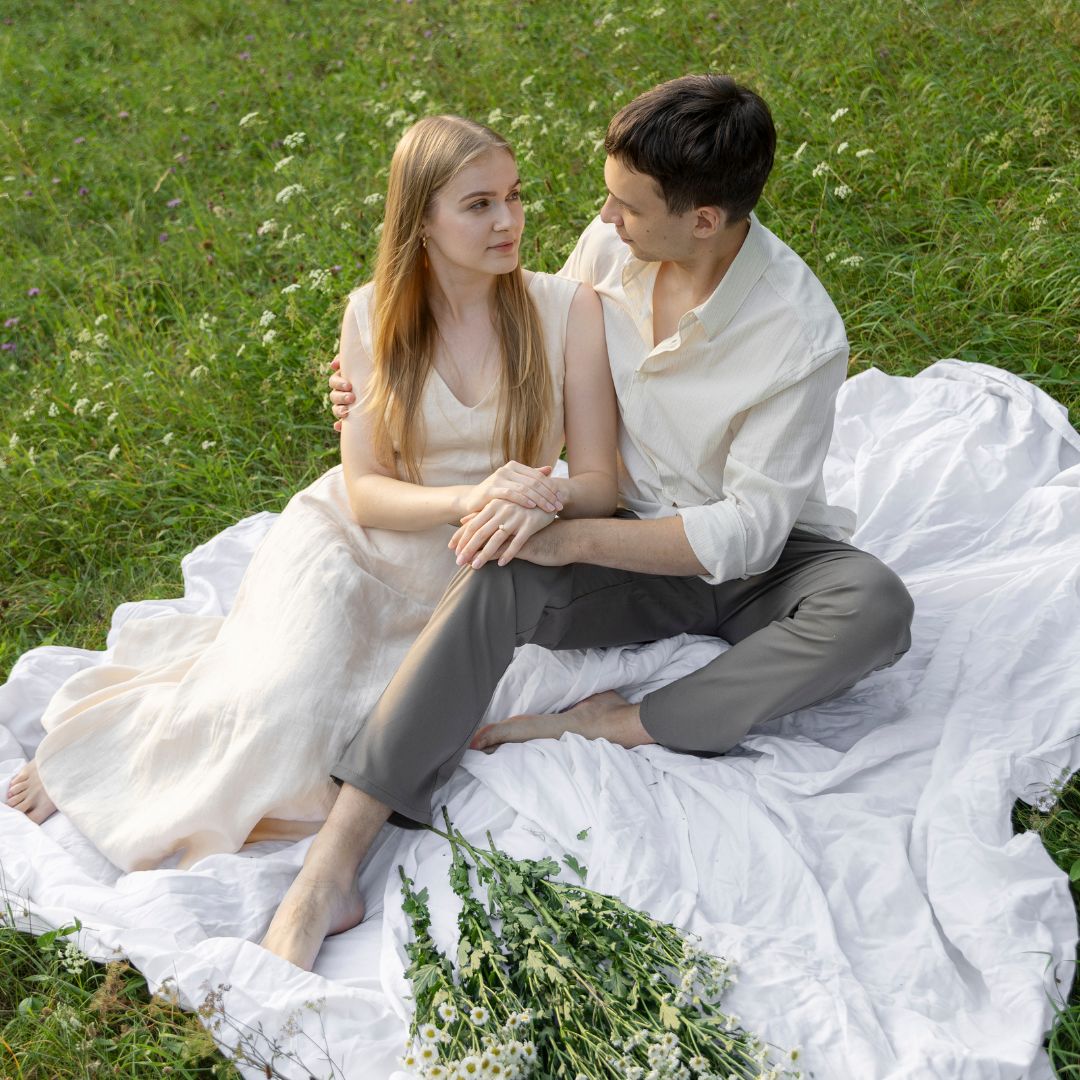 Para zakochanych na sesji narzeczeńskiej we Wrocławskim Parku Szczytnickim