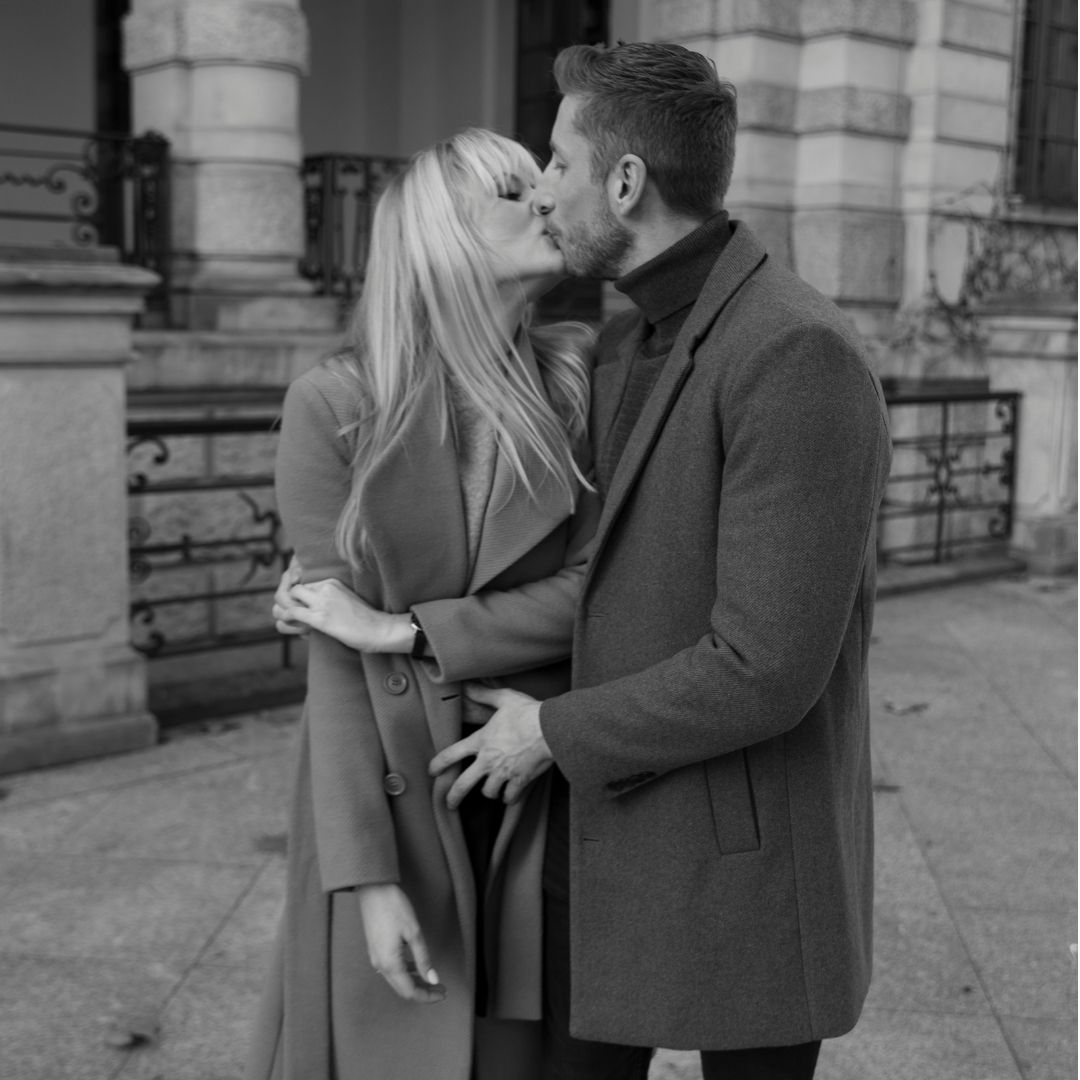 Para zakochanych na sesji narzeczeńskiej we Wrocławiu - Opera Wrocławska, Teatr Lalek, Park Staromiejski