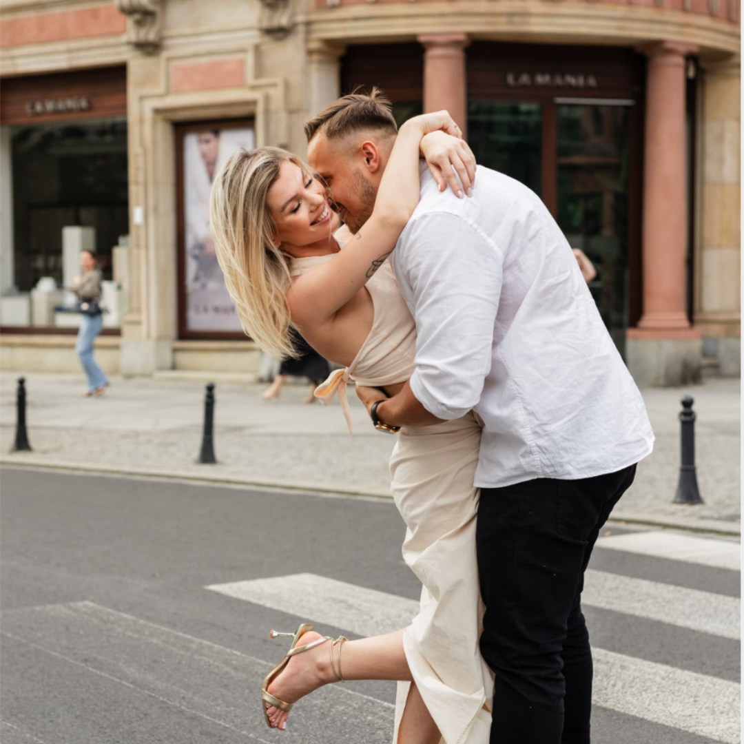 para zakochanych na sesji narzeczeńskiej w centrum wrocławia